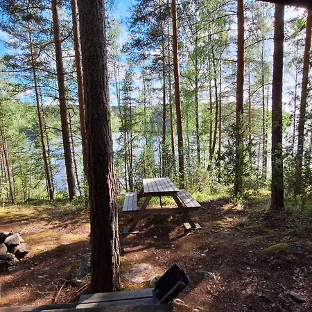 Metsaesydaen Moekki 4 Mettaepoeyroeoe Camping Puumala