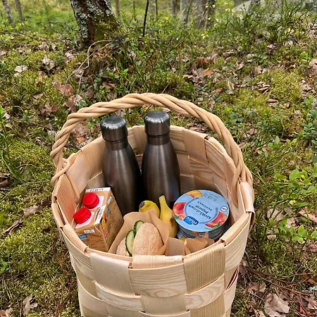 Metsaesydaen Moekki 4 Mettaepoeyroeoe Camping *