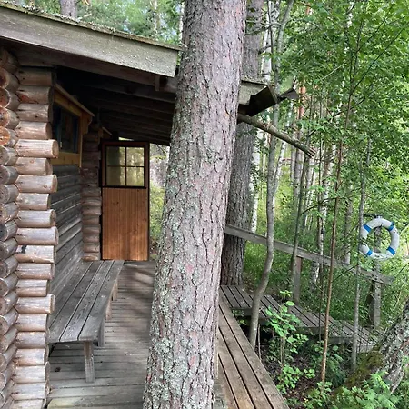 Metsaesydaen Moekki 4 Mettaepoeyroeoe Camping Puumala