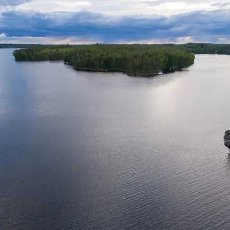 Metsaesydaen Moekki 4 Mettaepoeyroeoe Camping Puumala