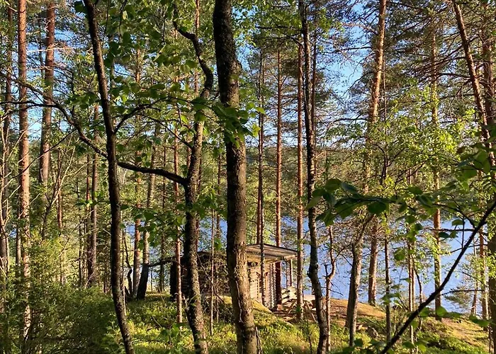 Metsaesydaen Moekki 4 Mettaepoeyroeoe Camping *